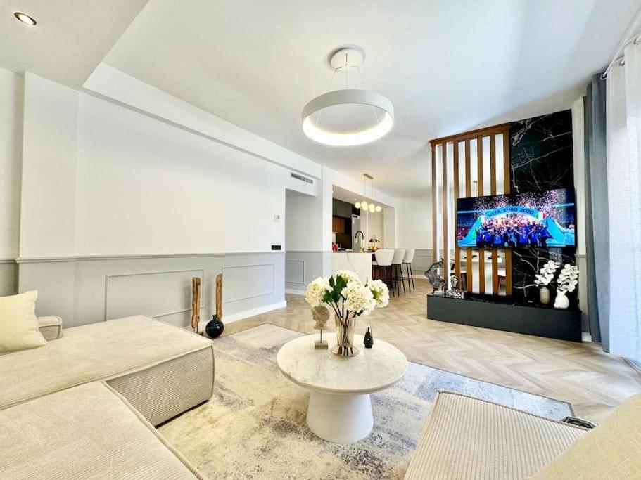 4Bd Central Soho Luxe Retreat Terrace 2Bh & Ac Малага Экстерьер фото